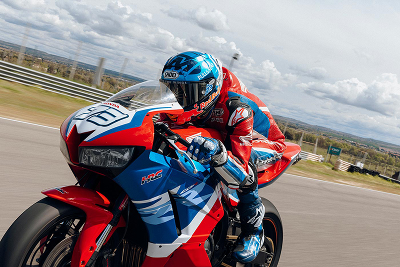 GP-rider-wearing-Shoei-X-SPR PRO helmet